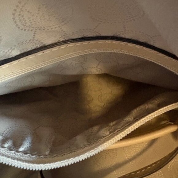 Michael Kors Jet Set Tote - Picture 5 of 8